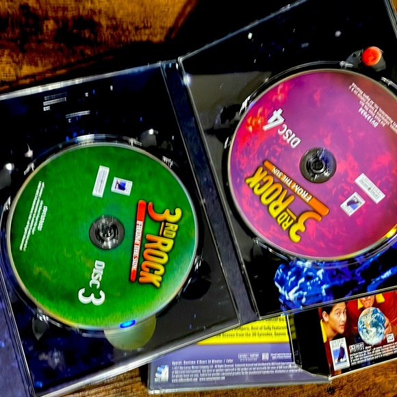 3rd Rock from the Sun Seasons 1 & 2 - Picture 6 of 7